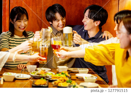 居酒屋で飲み会 居酒屋で飲み会 127791515