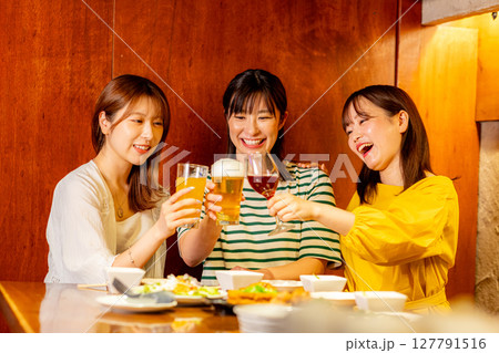 乾杯をする女性　女子会 127791516