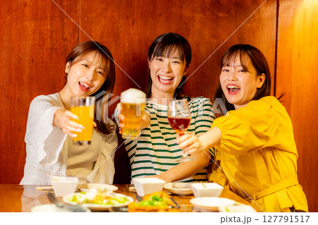 乾杯をする女性　女子会 127791517