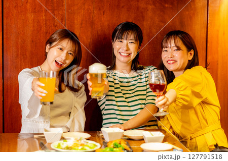 乾杯をする女性　女子会 127791518