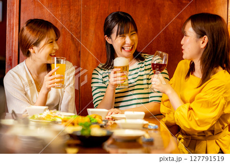 乾杯をする女性　女子会 127791519