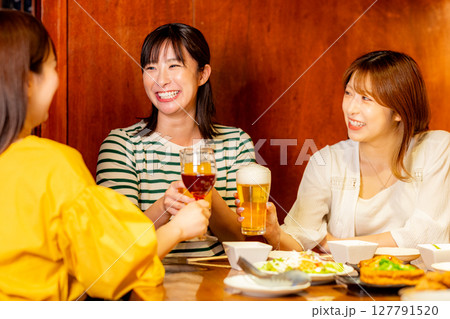 乾杯をする女性 女子会 乾杯をする女性 女子会 127791520