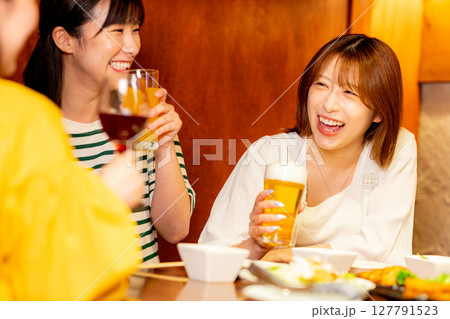 乾杯をする女性　女子会 127791523