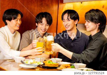 居酒屋で乾杯する若い男子 127791524