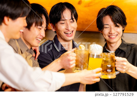 居酒屋で乾杯する若い男子 居酒屋で乾杯する若い男子 127791529