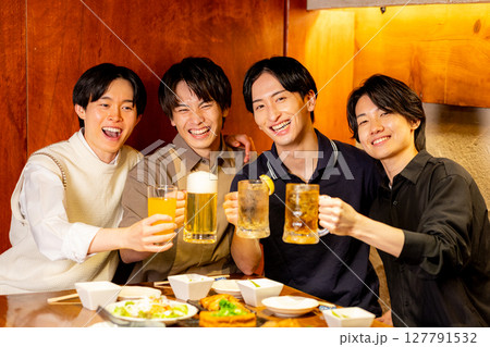 居酒屋で乾杯する若い男子 居酒屋で乾杯する若い男子 127791532