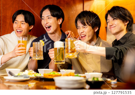 居酒屋で乾杯する若い男子 127791535