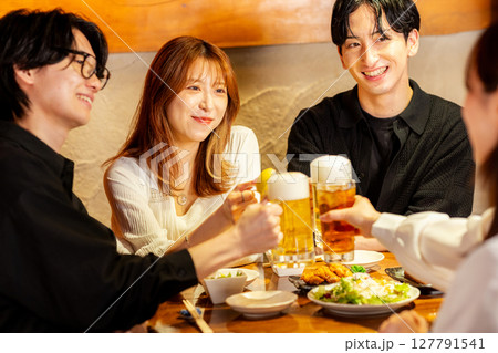 食事する男女 127791541