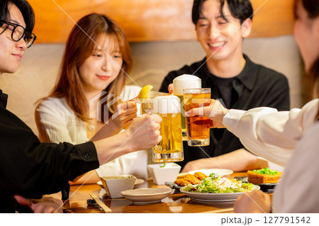 食事する男女 127791542