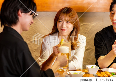 食事する男女 食事する男女 127791543