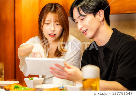 居酒屋で食事する男女 居酒屋で食事する男女 127791547