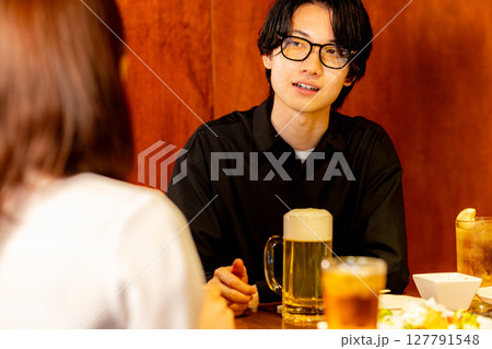 居酒屋でビールを飲む男性 居酒屋でビールを飲む男性 127791548