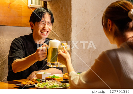 乾杯する男女 乾杯する男女 127791553