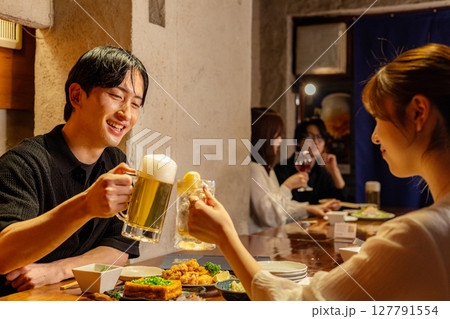 乾杯する男女 乾杯する男女 127791554