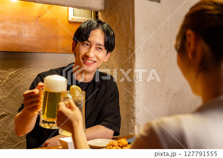 乾杯する男女 127791555