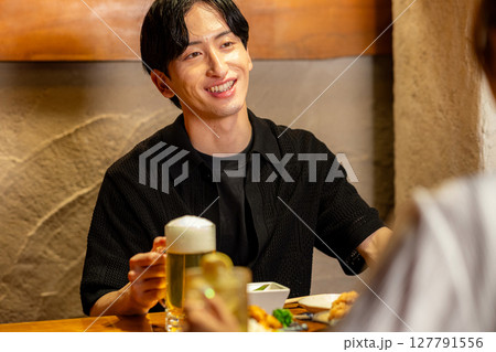 乾杯する男女 127791556