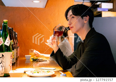 バーで飲む男性 バーで飲む男性 127791557