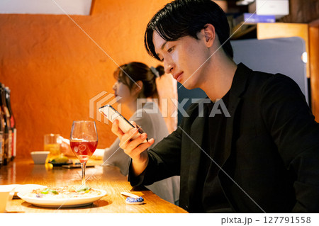 バーで飲む男性 127791558