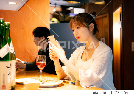バーで食事する女性 127791562