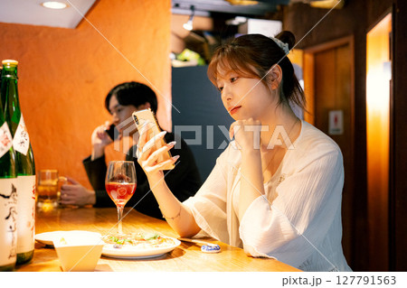バーで食事する女性 127791563