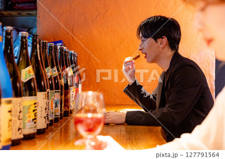 バーで飲む男性 バーで飲む男性 127791564