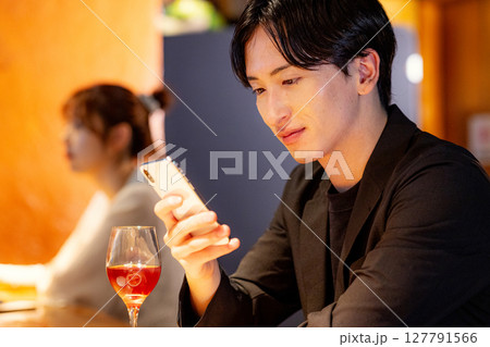 バーで飲む男性 バーで飲む男性 127791566