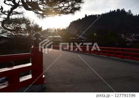 日本の岐阜県高山市 春の高山祭期間中 観光名所の中橋と美しい朝日と周辺の街並み 日本の岐阜県高山市 春の高山祭期間中 観光名所の中橋と美しい朝日と周辺の街並み 127791596