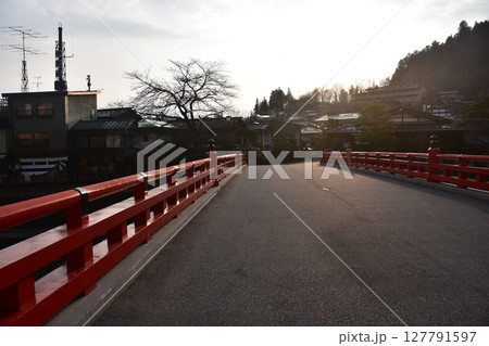日本の岐阜県高山市 春の高山祭期間中 観光名所の中橋と美しい朝日と周辺の街並み 日本の岐阜県高山市 春の高山祭期間中 観光名所の中橋と美しい朝日と周辺の街並み 127791597