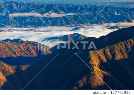 晩秋の丹沢・檜洞丸から見る朝霧湧く桂川の谷間 晩秋の丹沢・檜洞丸から見る朝霧湧く桂川の谷間 127791985