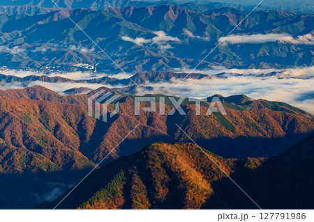 晩秋の丹沢・檜洞丸から見る朝霧湧く桂川の谷間 127791986