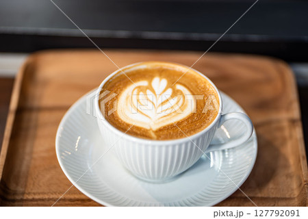 美しく描かれたラテアート 127792091