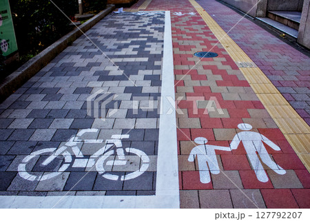 歩行者自転車専用の路面表示が設置されている風景 127792207