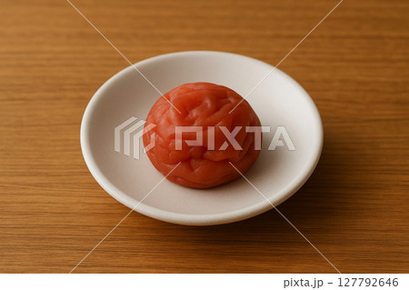 白い皿に盛られた一粒の梅干し 127792646