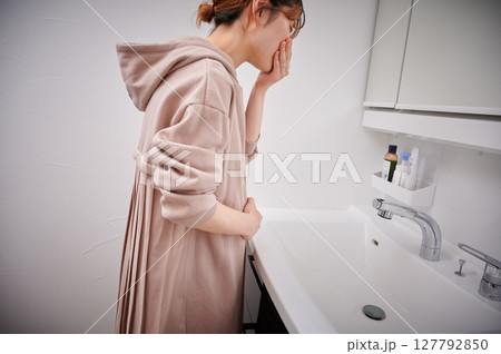 つわりに苦しむ女性　妊婦　マタニティ 127792850