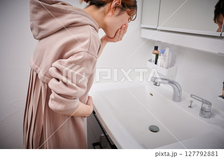 つわりに苦しむ女性　妊婦　マタニティ 127792881