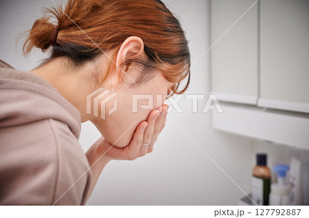 つわりに苦しむ女性 妊婦 マタニティ つわりに苦しむ女性 妊婦 マタニティ 127792887