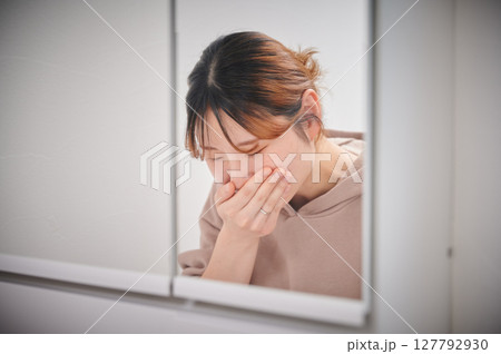 つわりに苦しむ女性　妊婦　マタニティ 127792930