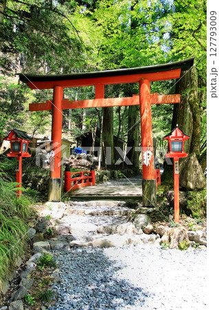 京都・鴨川の水源『貴船川』沿いに建つ… 貴船神社・奥宮 127793009