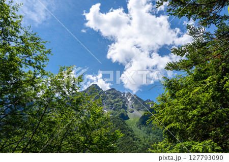 Mount Hotaka viewed from Kamikochi hiking trail in Japan 127793090