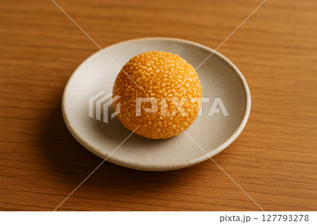 香ばしいごまが香る丸いごま団子 香ばしいごまが香る丸いごま団子 127793278