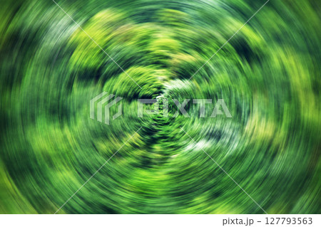 山の緑を渦巻き状にした背景 127793563