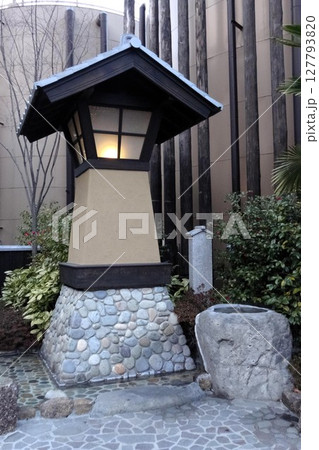 静かな庭園の常夜灯 静かな庭園の常夜灯 127793820