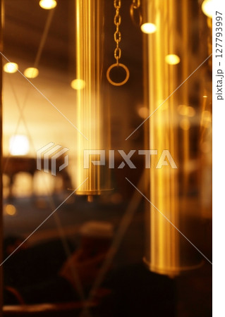 レトロ調の大型の振り子時計 127793997