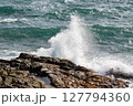 岩に打ち付ける波 127794360