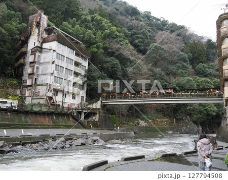 杖立温泉　紅葉橋が見える風景　熊本県阿蘇郡小国町 127794508