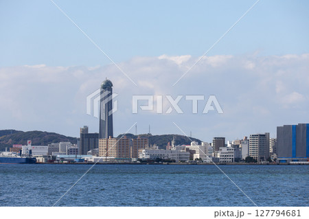 福岡県　門司港から見た山口県下関市街　海峡ゆめタワー方面 127794681