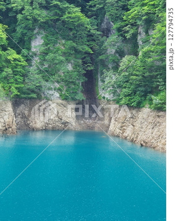 初夏の群馬県　エメラルドグリーンに輝く八ッ場ダム湖 127794735