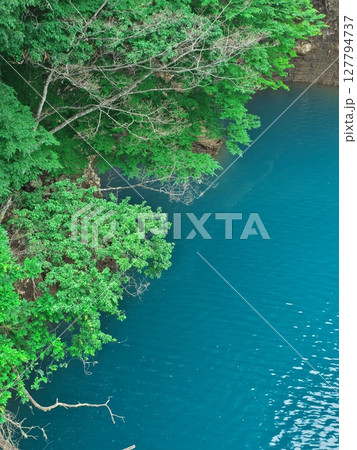 初夏の群馬県　エメラルドグリーンに輝く八ッ場ダム湖 127794737