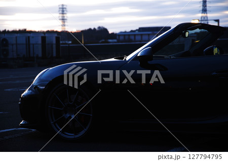 黒いツヤツヤのスポーツカー 127794795