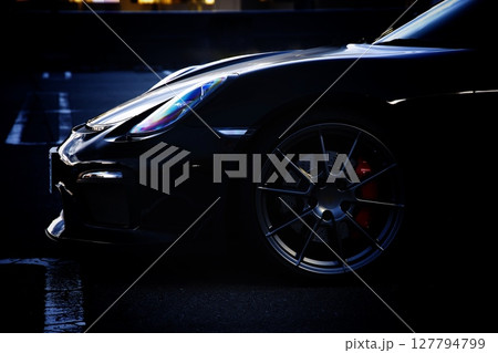 黒いツヤツヤのスポーツカー 127794799